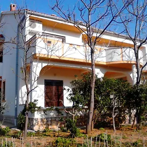 Kresimir Beauty With Shadow Trees And Parking Place Apartman Pag Town